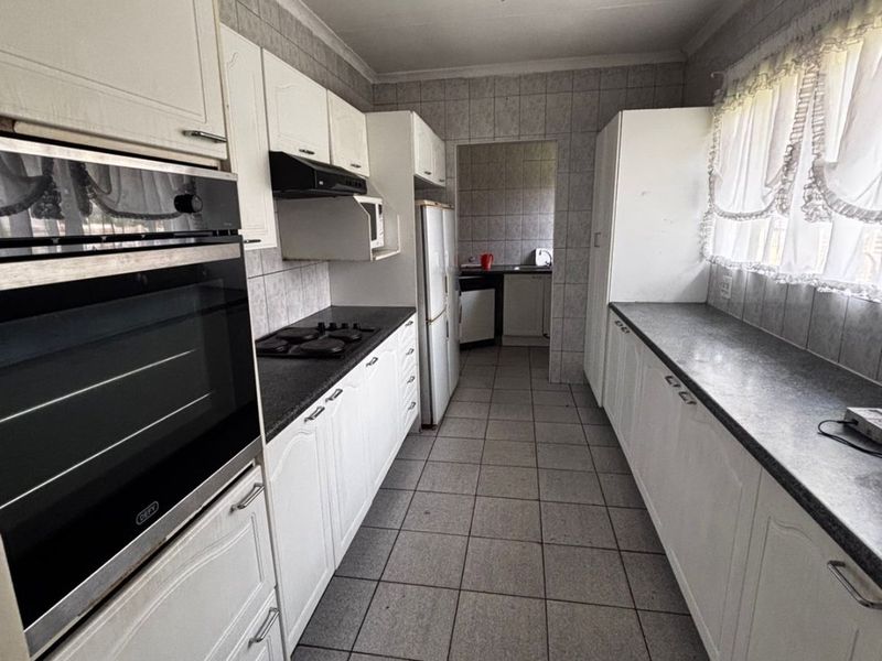 Family Living Meets Entertainer’s Paradise in Sunward Park - Photo 3