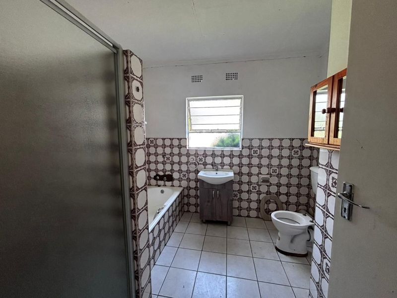 Family Living Meets Entertainer’s Paradise in Sunward Park - Photo 10