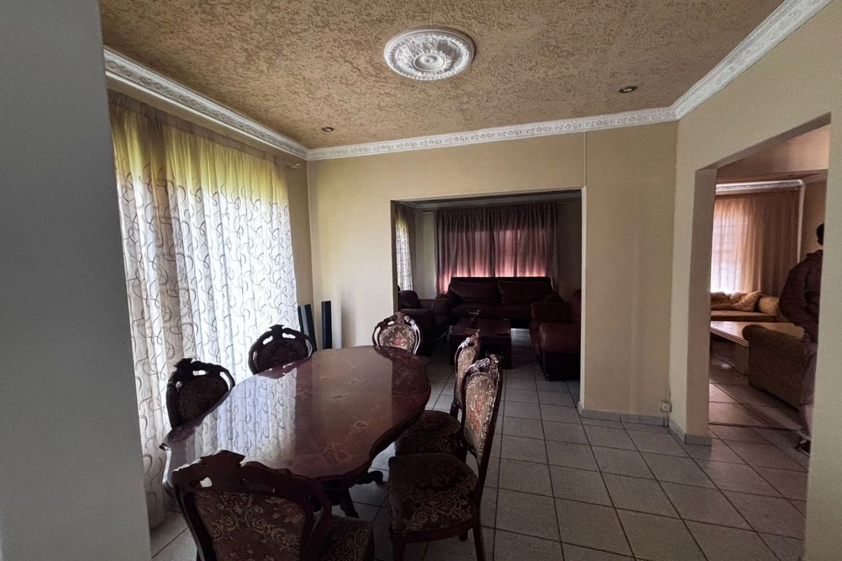 Family Living Meets Entertainer’s Paradise in Sunward Park - Photo 5