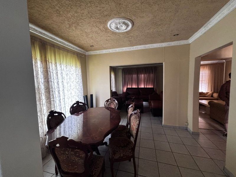 Family Living Meets Entertainer’s Paradise in Sunward Park - Photo 5