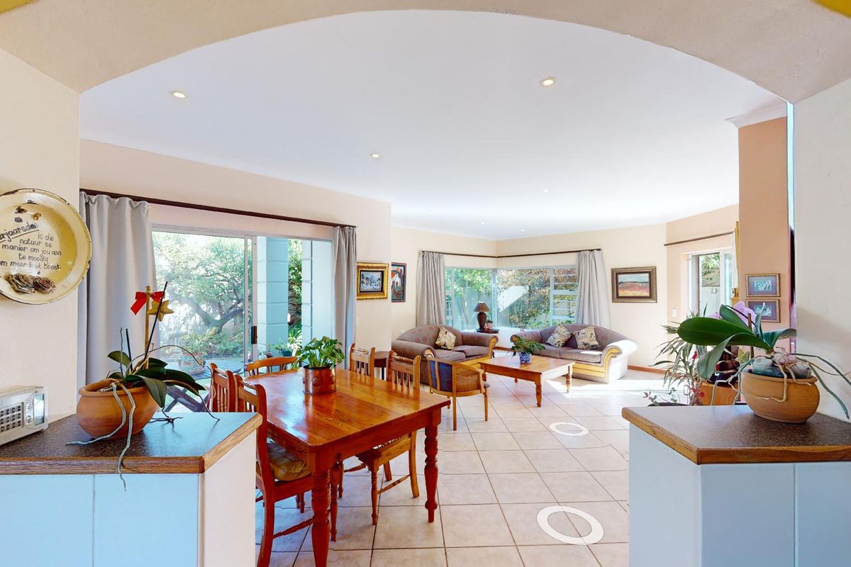 Walk 100m to the beach from this 3 bed home with two flatlets in popular Cola Beach, Sedgefield. - Photo 2