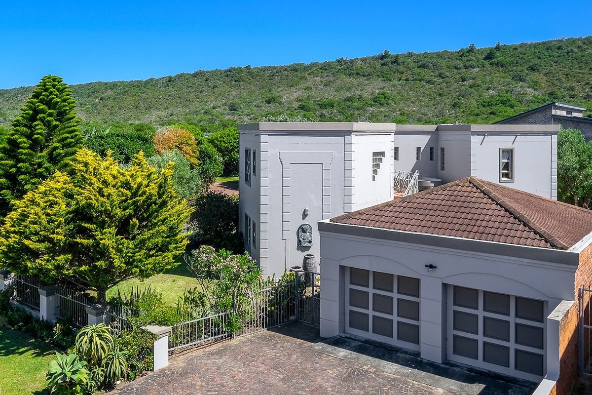 Walk 100m to the beach from this 3 bed home with two flatlets in popular Cola Beach, Sedgefield. - Photo 5