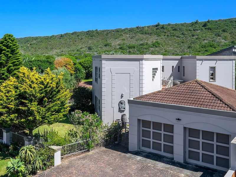 Walk 100m to the beach from this 3 bed home with two flatlets in popular Cola Beach, Sedgefield. - Photo 5