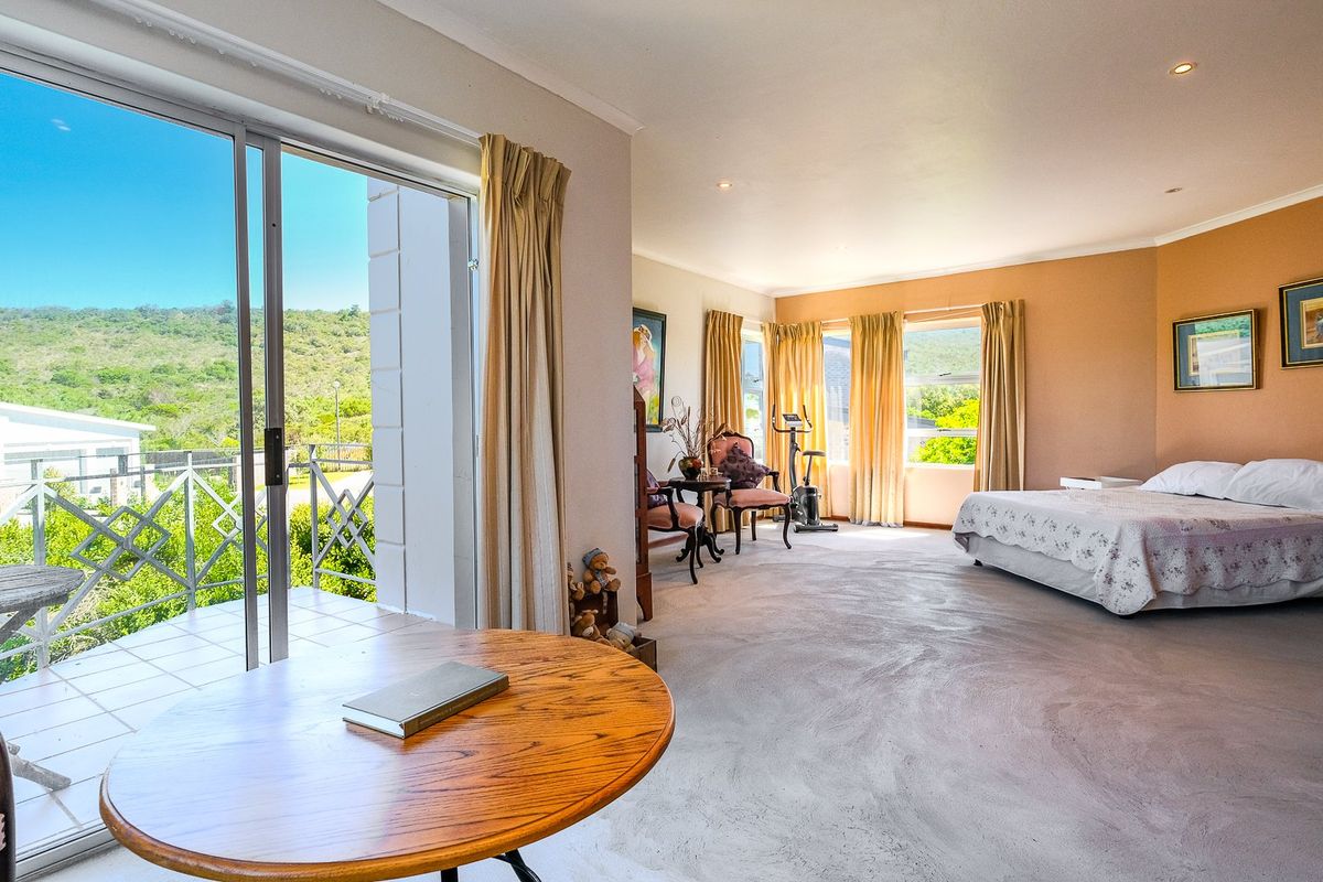 Walk 100m to the beach from this 3 bed home with two flatlets in popular Cola Beach, Sedgefield. - Photo 4