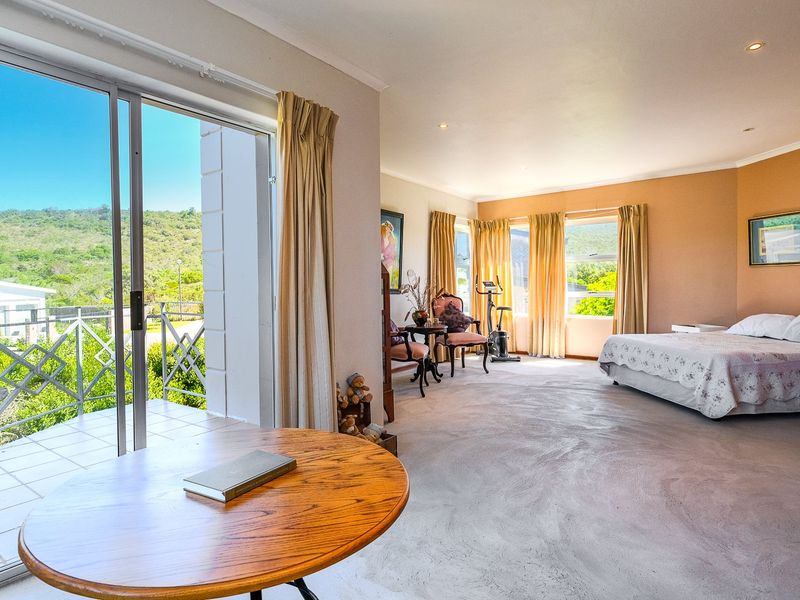 Walk 100m to the beach from this 3 bed home with two flatlets in popular Cola Beach, Sedgefield. - Photo 4