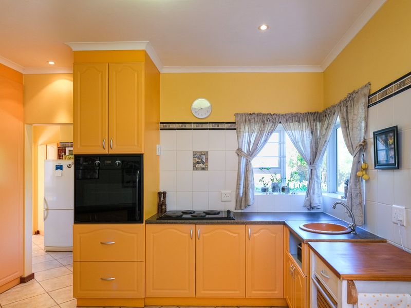 Walk 100m to the beach from this 3 bed home with two flatlets in popular Cola Beach, Sedgefield. - Photo 7