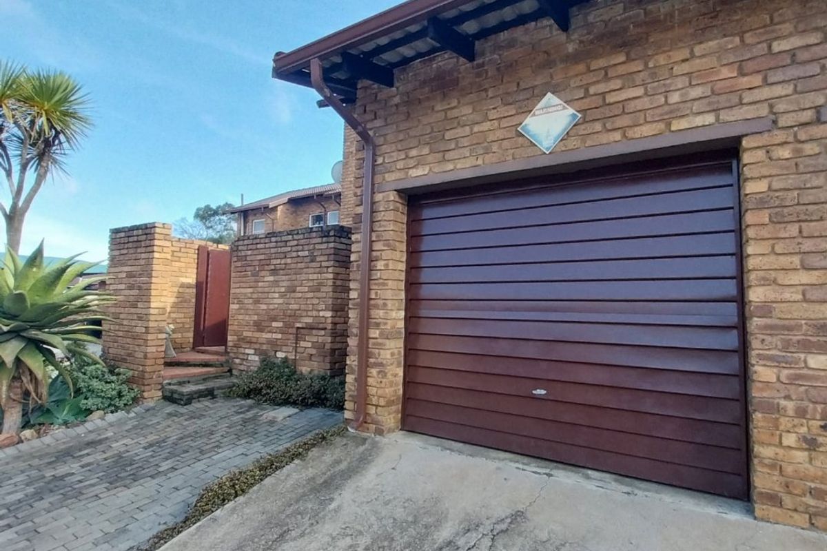 Secure Stylish Duplex Living in Birchleigh - Photo 2