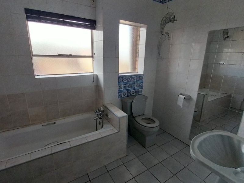 Bright Townhouse in Birchleigh with Garden Access - Photo 10