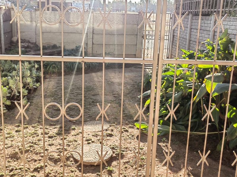 Spacious 1-Bedroom Apartment in Established Sectional Title Block - Photo 3