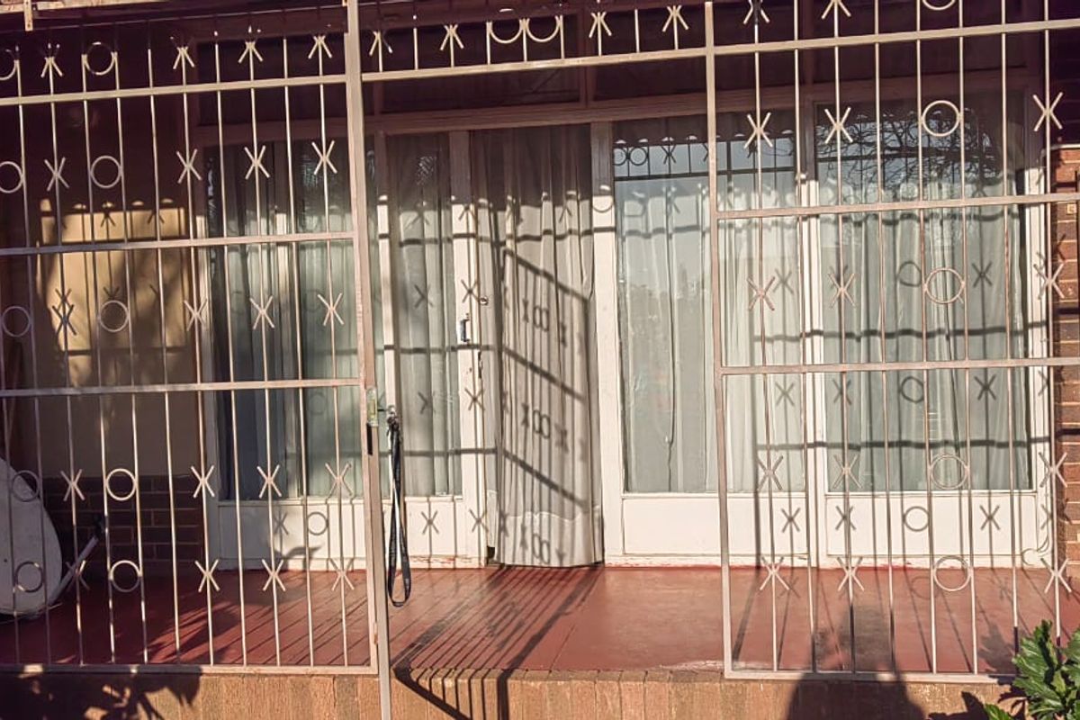 Spacious 1-Bedroom Apartment in Established Sectional Title Block - Photo 4