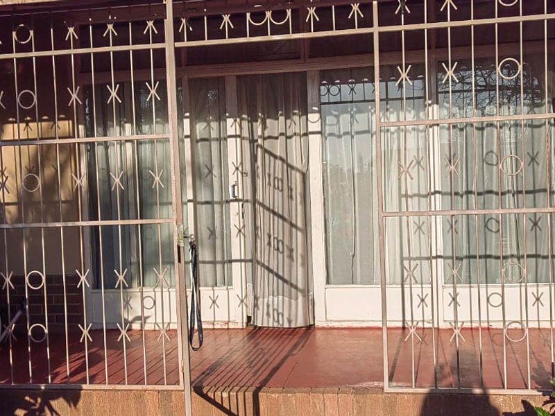 Spacious 1-Bedroom Apartment in Established Sectional Title Block - Photo 4