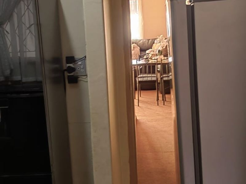 Spacious 1-Bedroom Apartment in Established Sectional Title Block - Photo 7