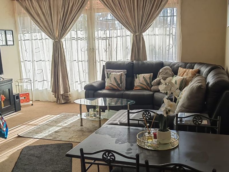 Spacious 1-Bedroom Apartment in Established Sectional Title Block - Photo 6