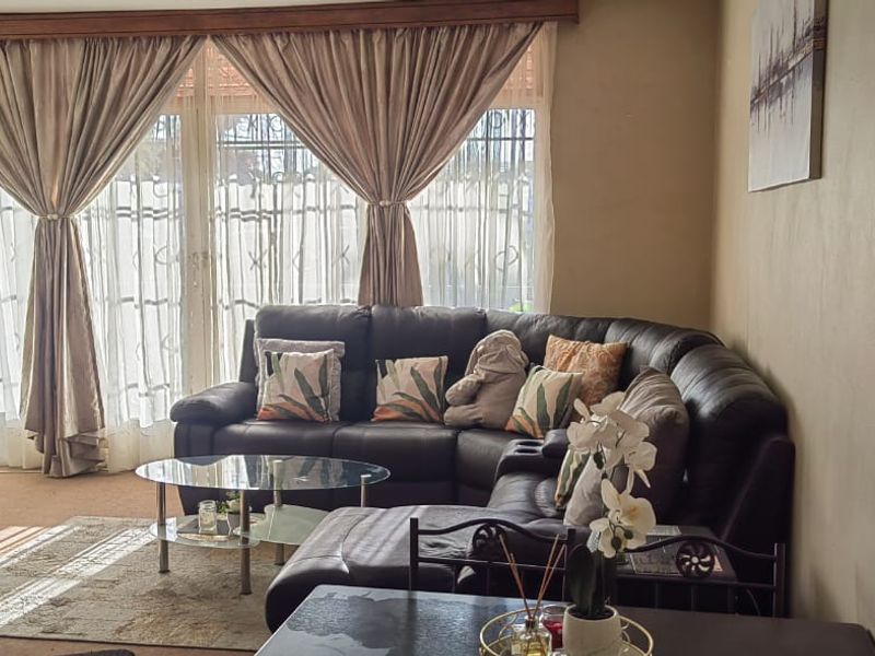 Spacious 1-Bedroom Apartment in Established Sectional Title Block - Photo 2