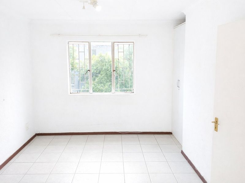 2 Bedroom Open Plan Apartment in Greenstone Hill - Photo 10