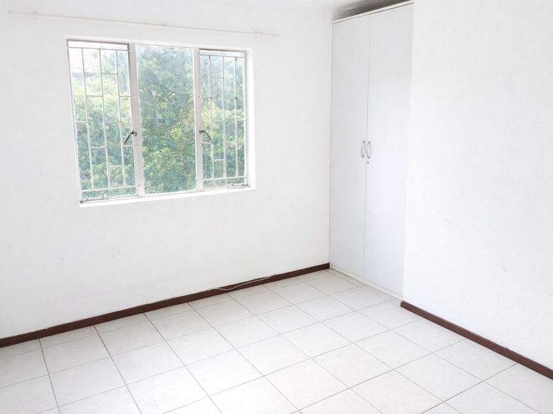 2 Bedroom Open Plan Apartment in Greenstone Hill - Photo 9