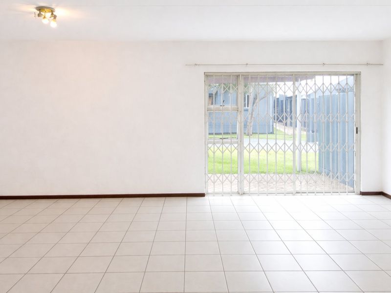 2 Bedroom Open Plan Apartment in Greenstone Hill - Photo 7