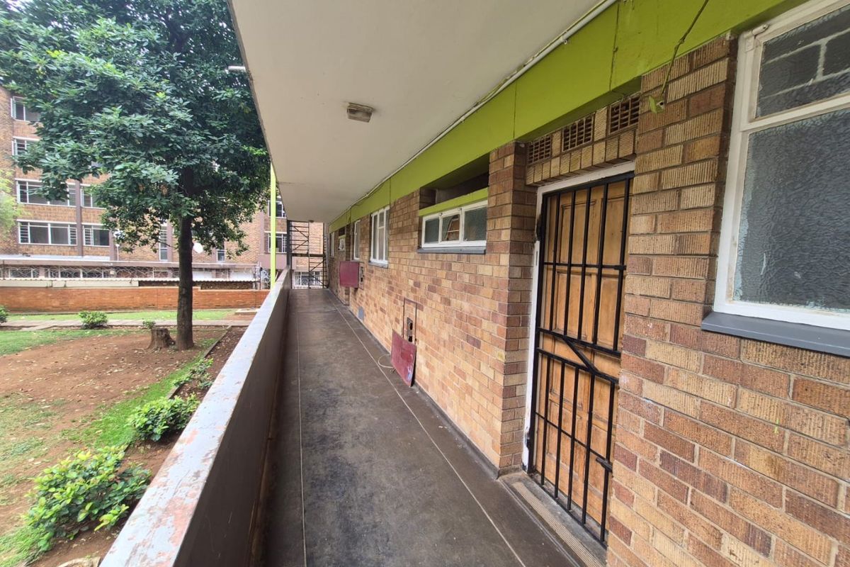 2.5 BEDROOM 1.5 BATHROOM APARTMENT FOR SALE IN SUNNYSIDE - Photo 2