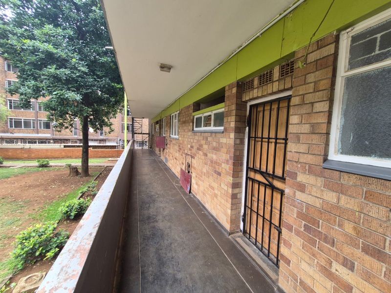 2.5 BEDROOM 1.5 BATHROOM APARTMENT FOR SALE IN SUNNYSIDE - Photo 2