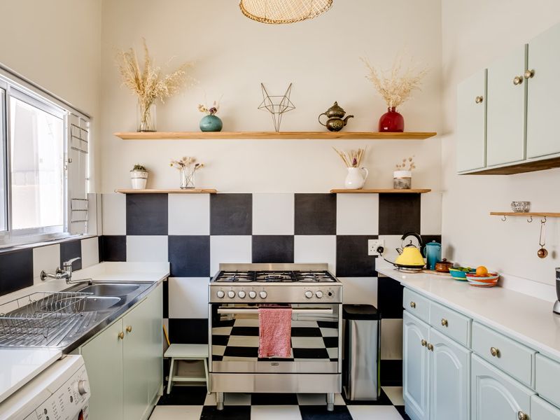 Delightful Pet Friendly 2 Bed  House located in a quiet leafy part of Gardens - Photo 5