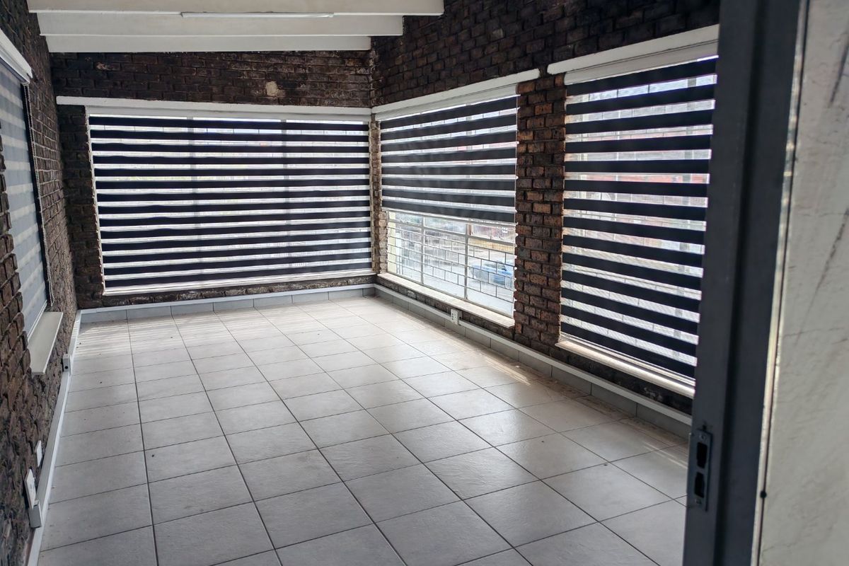 Spacious Office & Warehouse Facility To Let – ±700m2 - Photo 4