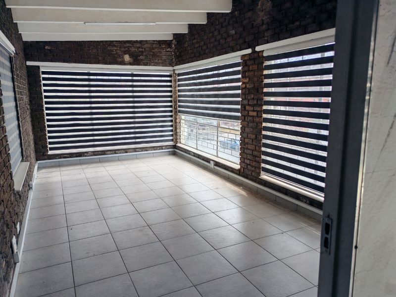 Spacious Office & Warehouse Facility To Let – ±700m2 - Photo 4