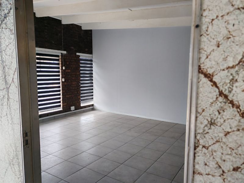 Spacious Office & Warehouse Facility To Let – ±700m2 - Photo 6