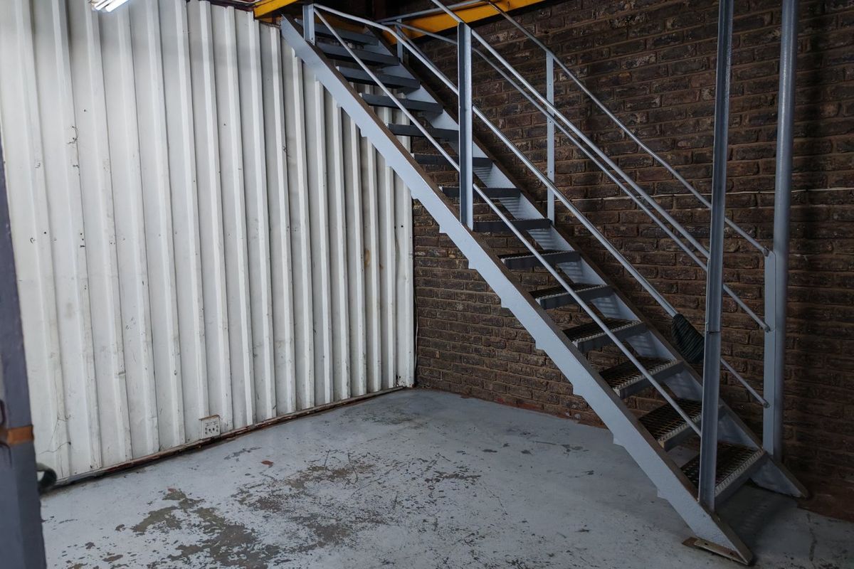 Spacious Office & Warehouse Facility To Let – ±700m2 - Photo 3