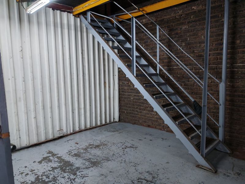 Spacious Office & Warehouse Facility To Let – ±700m2 - Photo 3