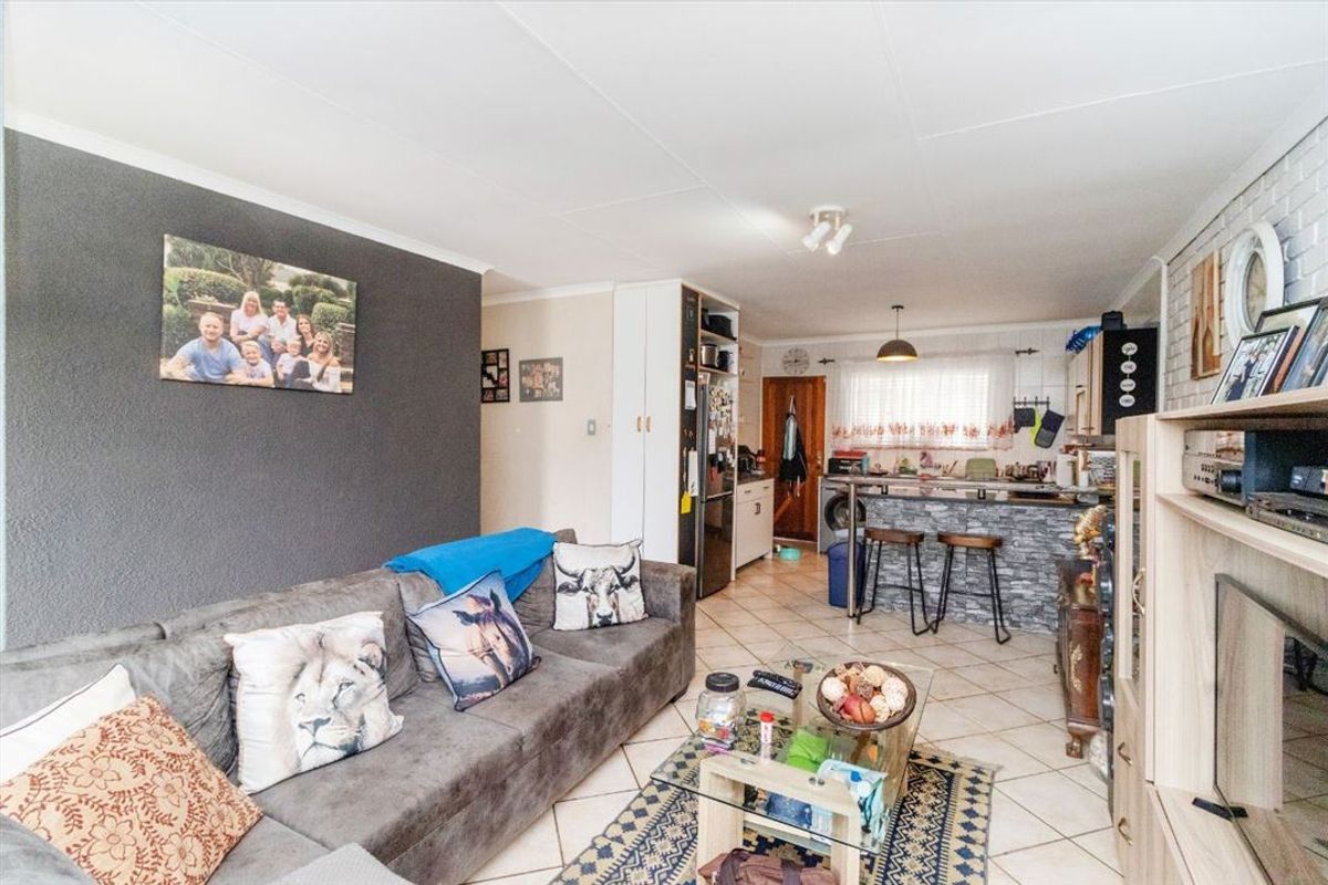 Spacious Family Living with Modern Comforts - Photo 2