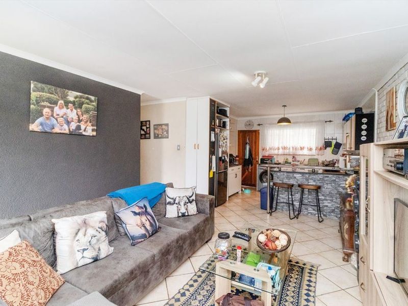 Spacious Family Living with Modern Comforts - Photo 2