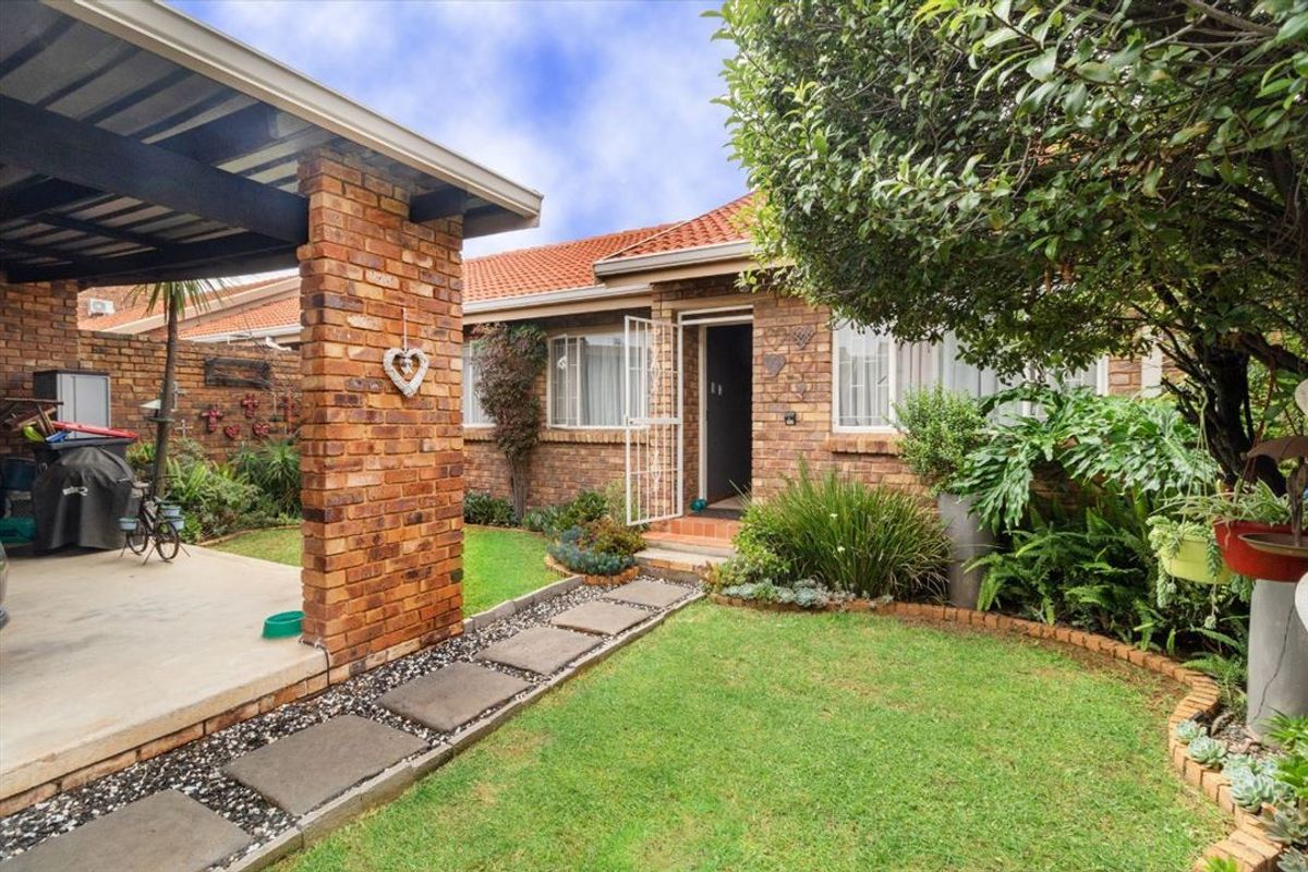 Spacious Family Living with Modern Comforts - Photo 3