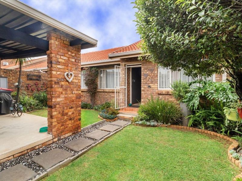 Spacious Family Living with Modern Comforts - Photo 3