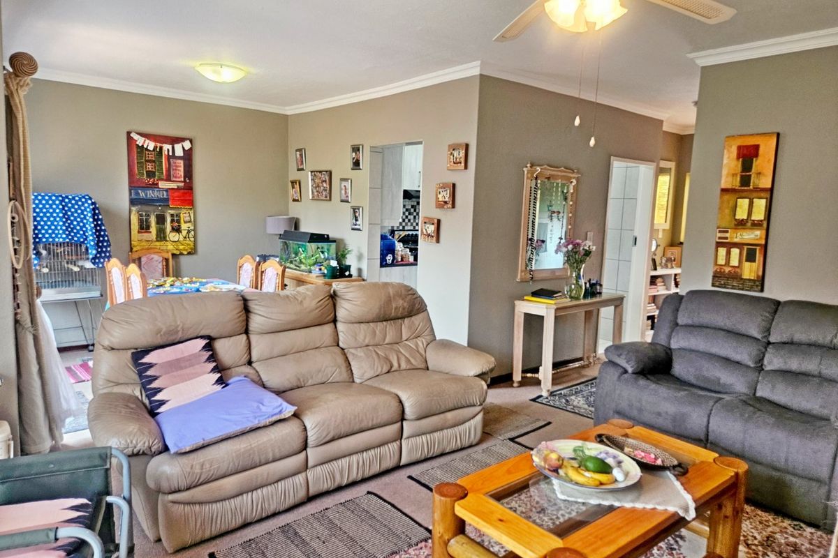 Cosy 2-Bedroom Family Home in a Secure Complex – Birchleigh - Photo 2