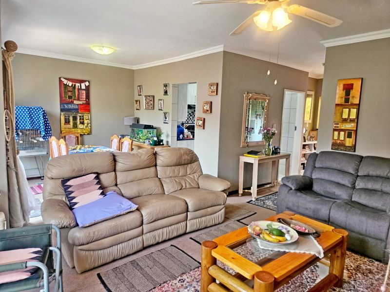 Cosy 2-Bedroom Family Home in a Secure Complex – Birchleigh - Photo 2