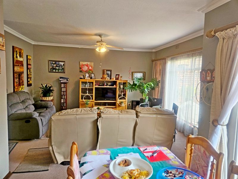 Cosy 2-Bedroom Family Home in a Secure Complex – Birchleigh - Photo 4