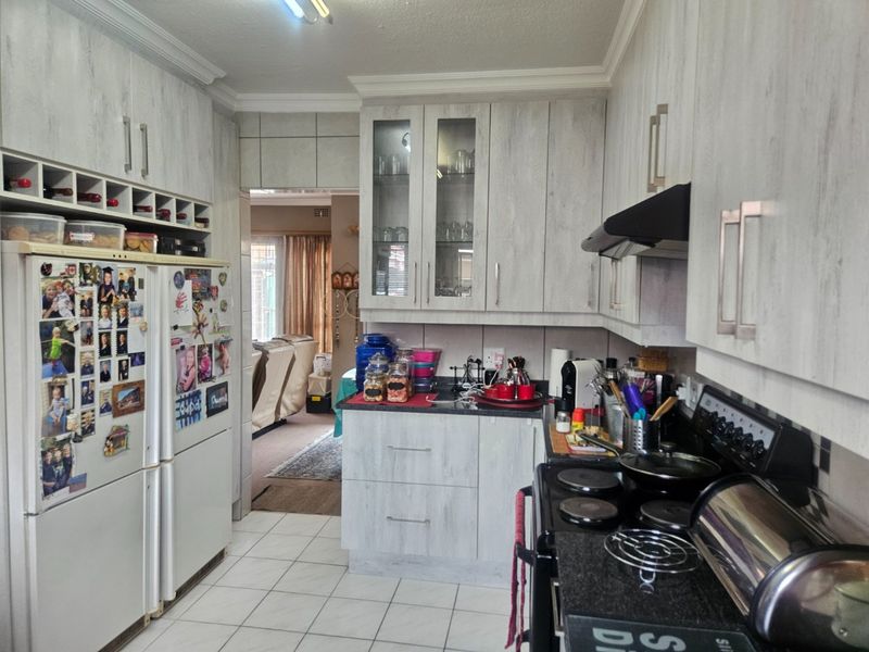 Cosy 2-Bedroom Family Home in a Secure Complex – Birchleigh - Photo 9