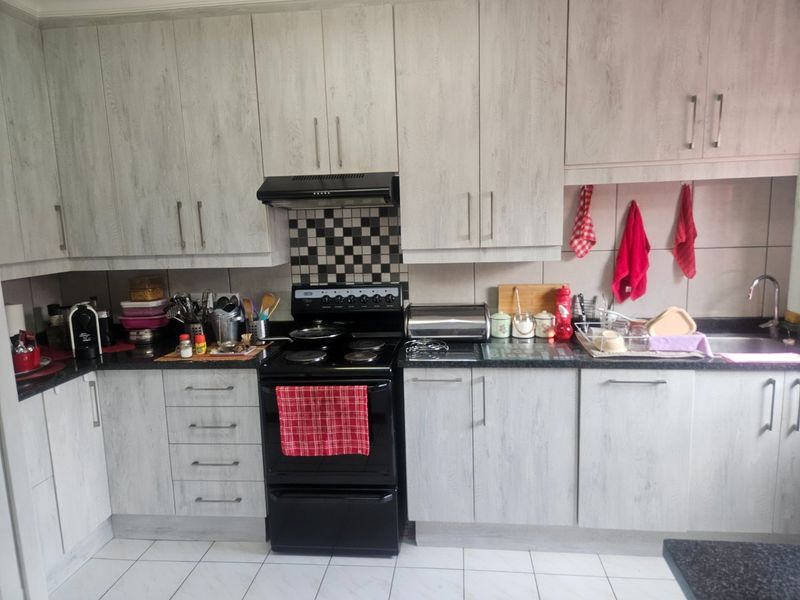 Cosy 2-Bedroom Family Home in a Secure Complex – Birchleigh - Photo 10