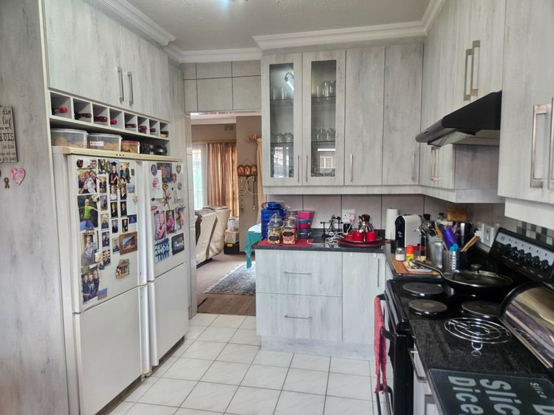 Cosy 2-Bedroom Family Home in a Secure Complex – Birchleigh - Photo 8