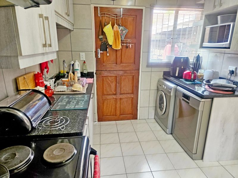 Cosy 2-Bedroom Family Home in a Secure Complex – Birchleigh - Photo 7