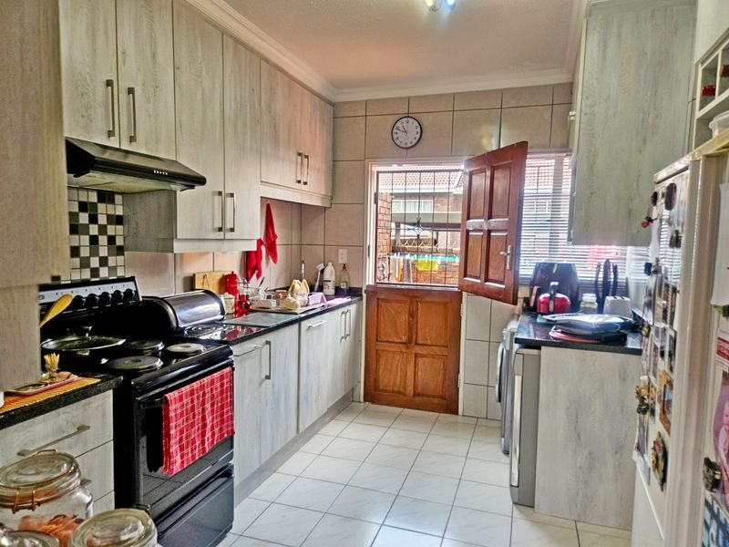 Cosy 2-Bedroom Family Home in a Secure Complex – Birchleigh - Photo 6