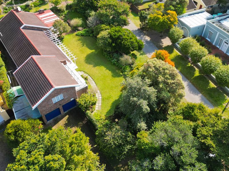 An expansive property steps away from the Knysna Estuary! - Photo 3