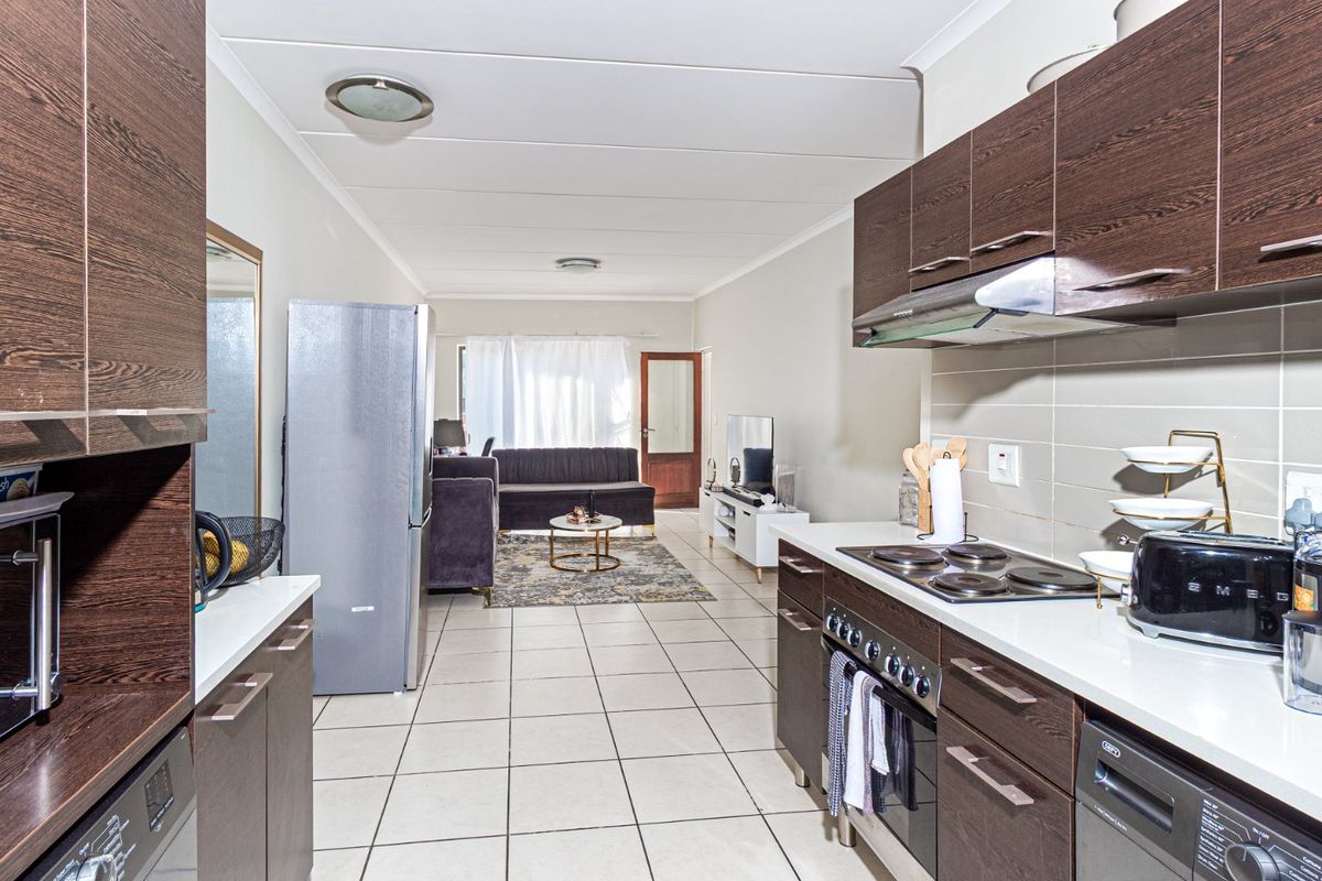 UPMARKET 2 BEDROOM 2 BATHROOM APARTMENT FOR SALE  - Photo 4