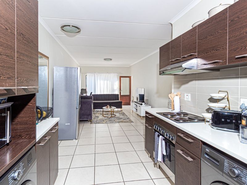 UPMARKET 2 BEDROOM 2 BATHROOM APARTMENT FOR SALE  - Photo 4