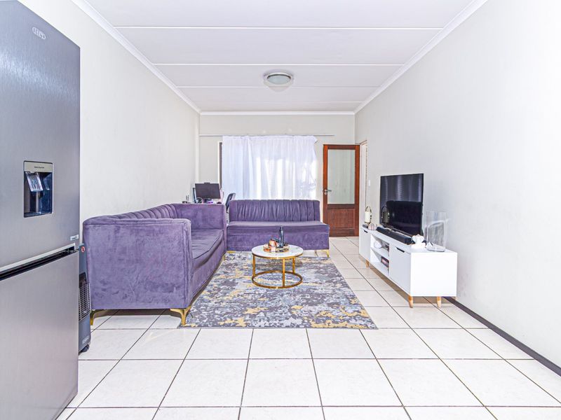 UPMARKET 2 BEDROOM 2 BATHROOM APARTMENT FOR SALE  - Photo 2