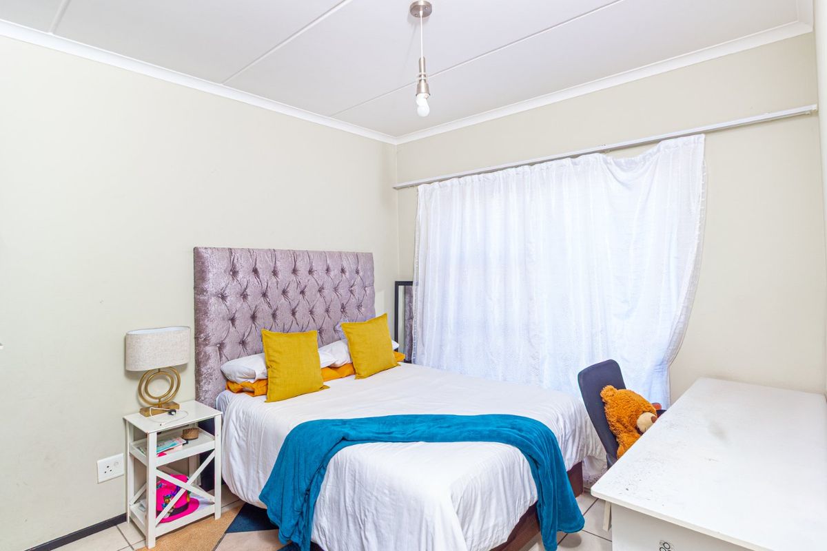 UPMARKET 2 BEDROOM 2 BATHROOM APARTMENT FOR SALE  - Photo 5