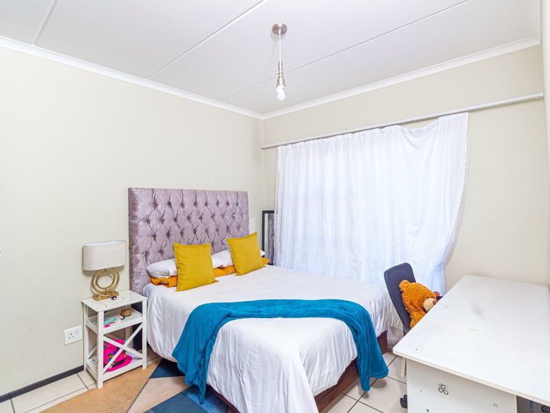 UPMARKET 2 BEDROOM 2 BATHROOM APARTMENT FOR SALE  - Photo 5