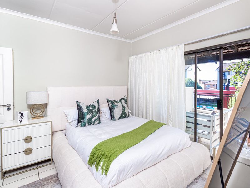 UPMARKET 2 BEDROOM 2 BATHROOM APARTMENT FOR SALE  - Photo 10