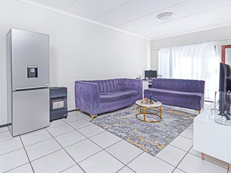 UPMARKET 2 BEDROOM 2 BATHROOM APARTMENT FOR SALE  - Photo 8