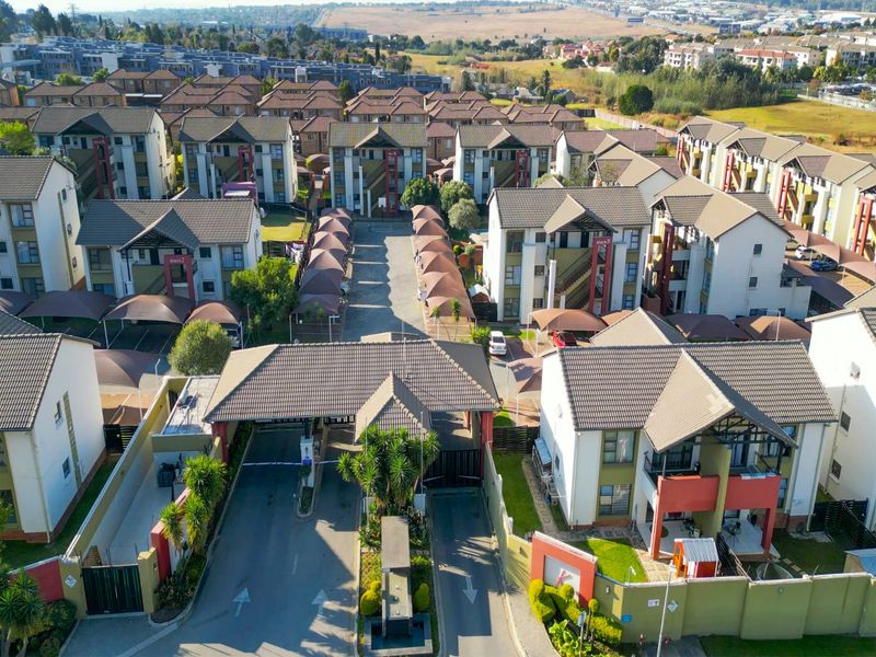 UPMARKET 2 BEDROOM 2 BATHROOM APARTMENT FOR SALE  - Photo 7